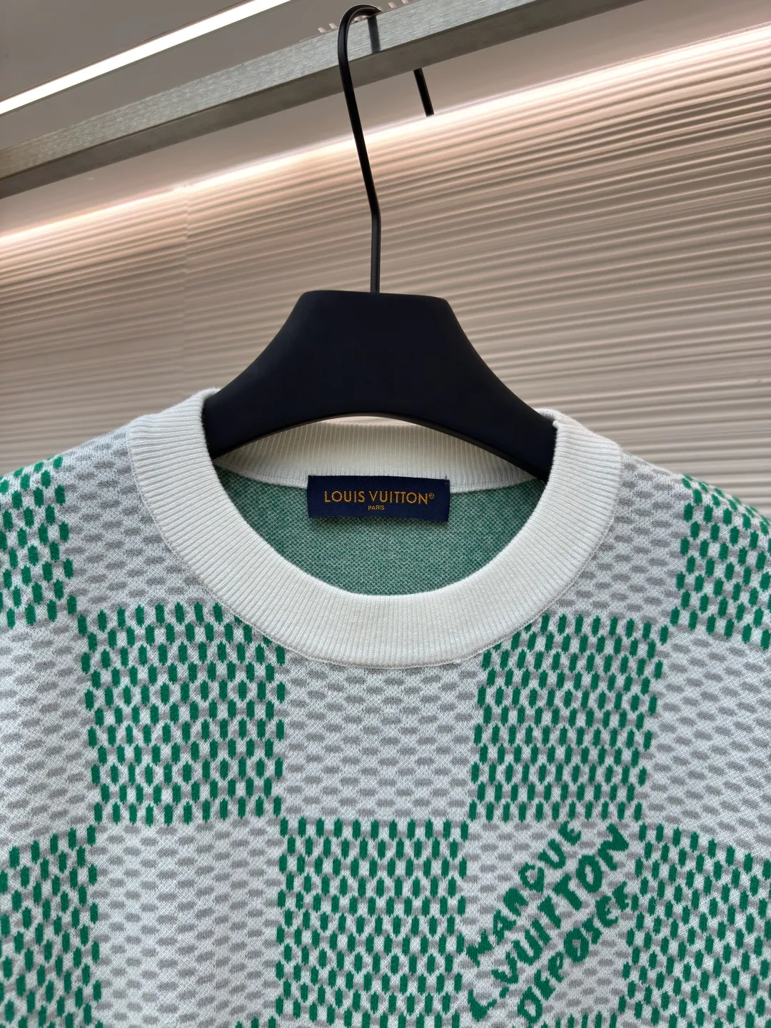 LOUIS VUITTON checkerboard woolen short sleeves ●Authentic product: Purchased and developed by 7989 ●Item No.: 1680122-A35 ●Fabric: combed cotton yarn ●Technology: Woolen ●Version: Fitted version ●Size: XS-S-M-L ●Description: 100% fully combed cotton yarn is used, and the fabric pieces are woven using a Stoll 14-needle ultra-fine machine imported from Germany worth 47W. It is woven at a parallel and even speed with reference to the original single-sided partial net bottom hanging wool structure. Each piece takes 270 minutes to weave. During weaving, 16 sand spits are used to alternately knit back and forth. The number of knitting rows on a single piece of front clothing is as high as 6352. The newly woven garment has a lot of knots. It requires pure manual thread picking and knot head inspection. Only after random inspection can seam picking and washing be carried out. The overall wiring is straight and delicate. The fabric is comfortable and soft, and the color is consistent with no color difference. It can be matched with the same style to create a fashionable look, and can be used in various occasions. Customized accessories, complete with three standards, the same style for men and women!